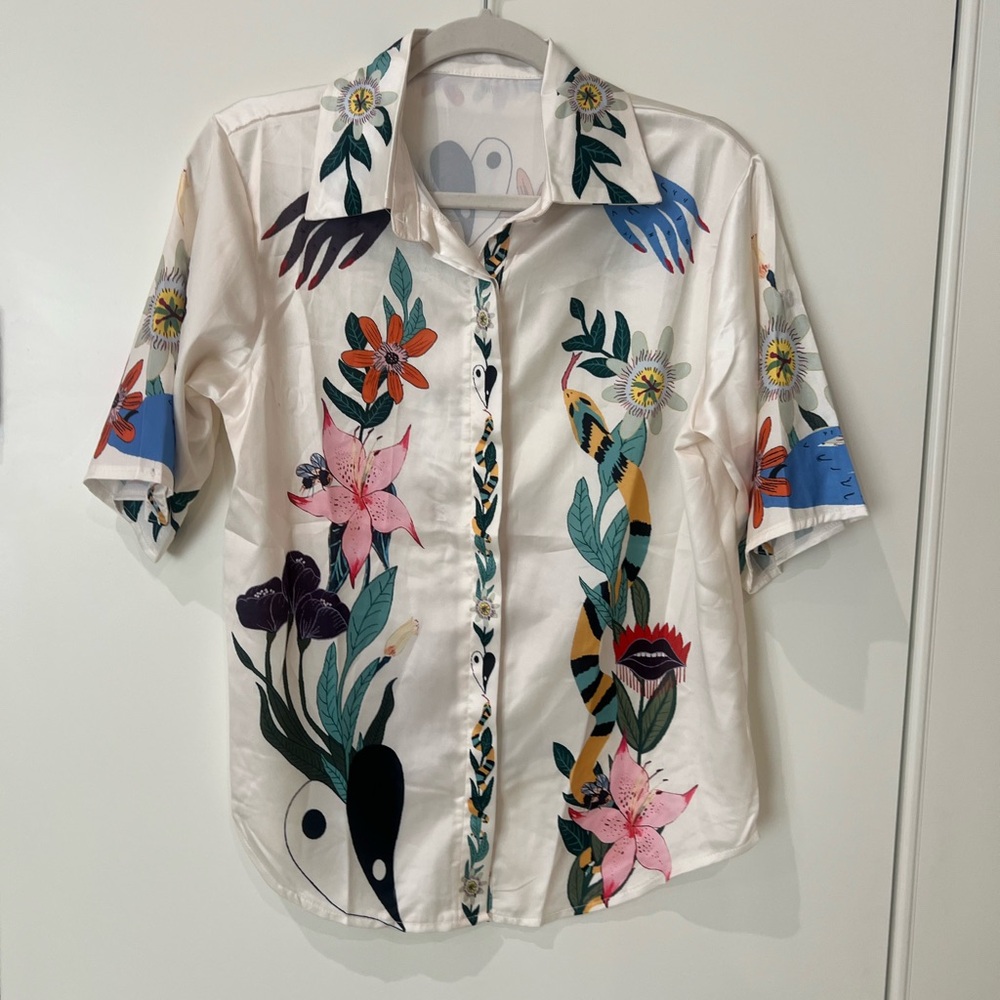 Luxury Feel Satin Unique Floral Print Button Down Oversized Blouse. Size M. New. - Picture 6 of 6